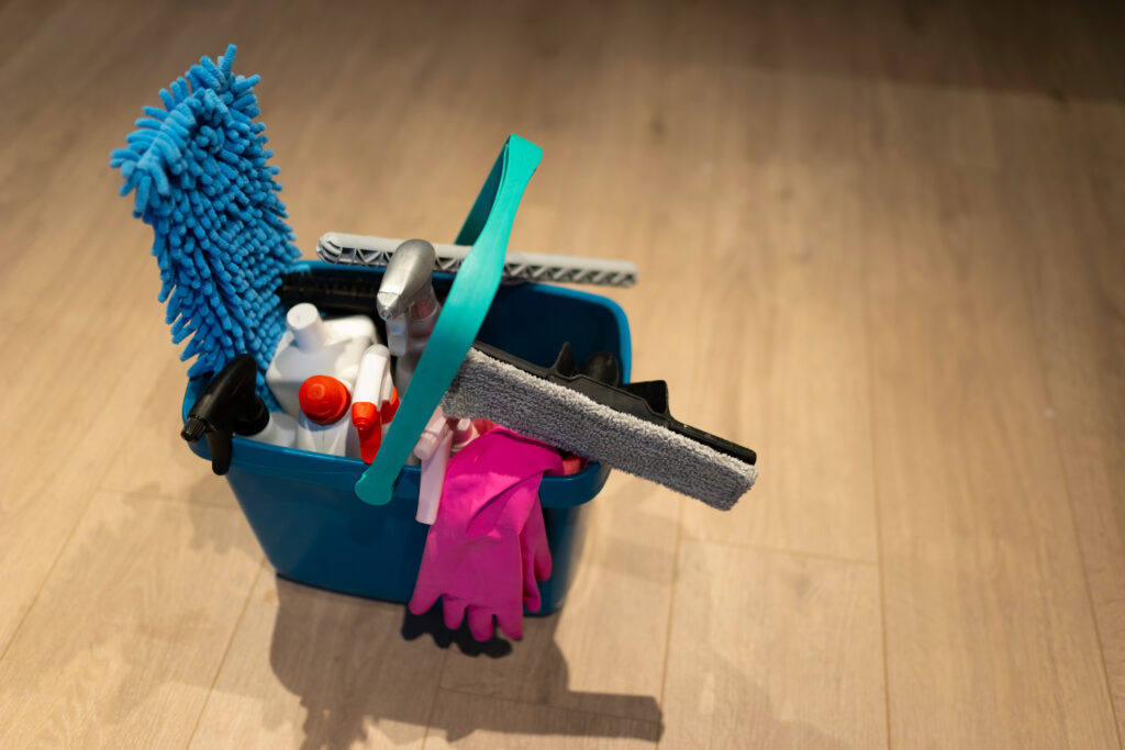Reinigungsmittel und Zubehör für die Baureinigung in blauer Transportbox