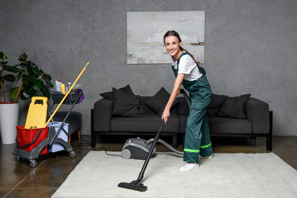 Frau saugt Teppichboden in einer Wohnung
