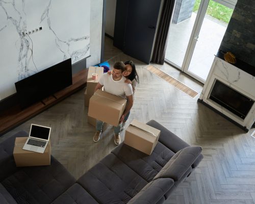 Paar freut sich nach dem Umzug – Umzugsreinigung in Mannheim mit SmartClean